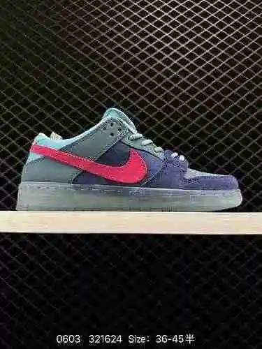 2 Nike Dunk SB Low Red Gum Red Rubber Este Nike SB Dunk Low presenta una suela completamente roja he