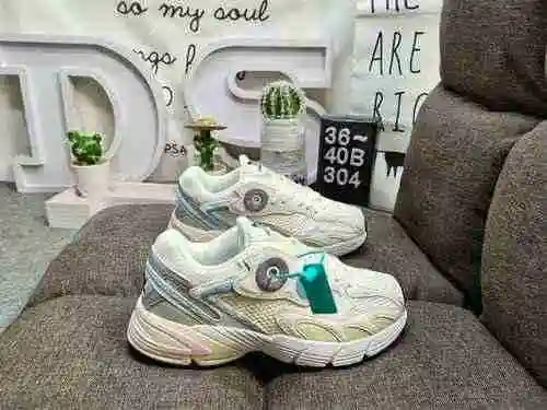 El zapato Astir retro de una sola pieza original de 304Dadidas está inspirado en los estilos de corr