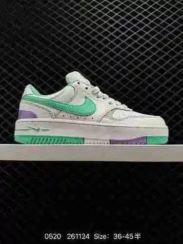 2 Las auténticas W NIKE GAMMA FORCE combinan comodidad y un estilo excepcional, mostrando artesanía.
