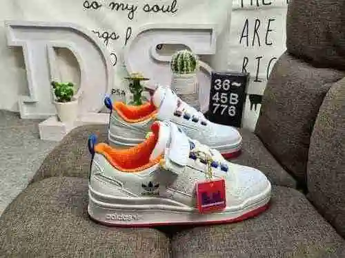 776DAdidas Forum 84 Zapatillas casual de moda, versátiles y de corte bajo. Basado en la apariencia d