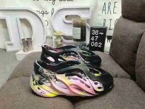 062DAdidas Yeezy Slide Coconut Minimalist Chopper Sandalias con agujeros para la playa al aire libre