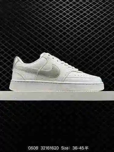 El auténtico Nike Court Vision Low combina comodidad y un estilo excepcional, mostrando la artesanía