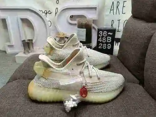 289D Nivel de empresa Serie True Explosion Adidas Yeezy 350 Boost V2 Primera exposición Comercio ext