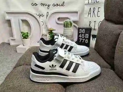776DAdidas Forum 84 Zapatillas casual de moda, versátiles y de corte bajo. Basado en la apariencia d