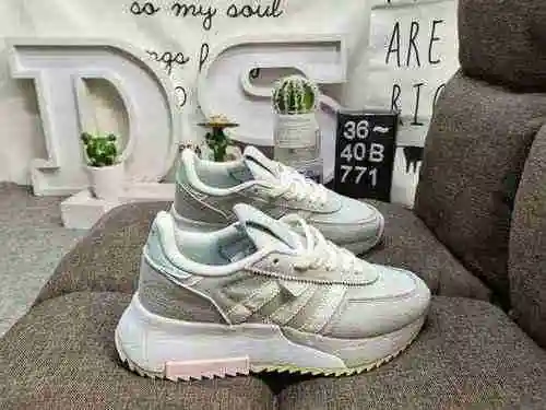 La nueva zapatilla clásica de corte bajo RETROPY F2 M con suela gruesa de trébol de nivel empresaria
