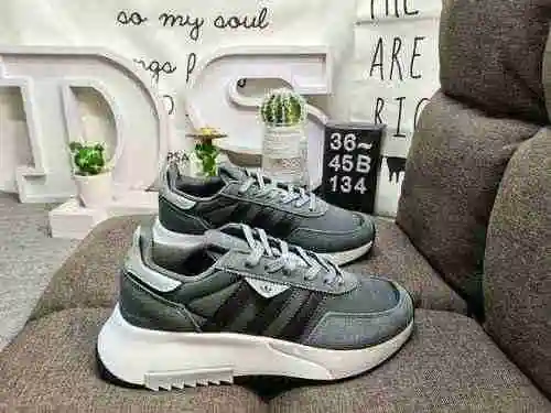 La nueva zapatilla clásica de corte bajo RETROPY F2 M con suela gruesa de trébol de nivel de empresa
