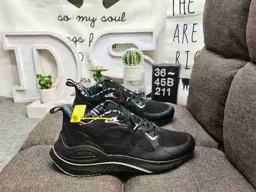 Los zapatos 211DAdidas ALPHAMAGMA en blanco y negro cuentan con una parte superior de tela, una punt