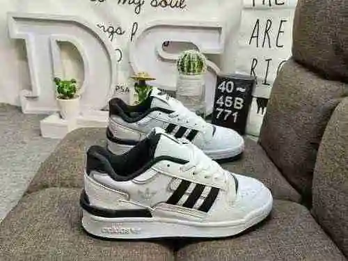 771DAdidas Forum 84 Low Zapatillas casual de moda, versátiles y de corte bajo. Basado en la aparienc