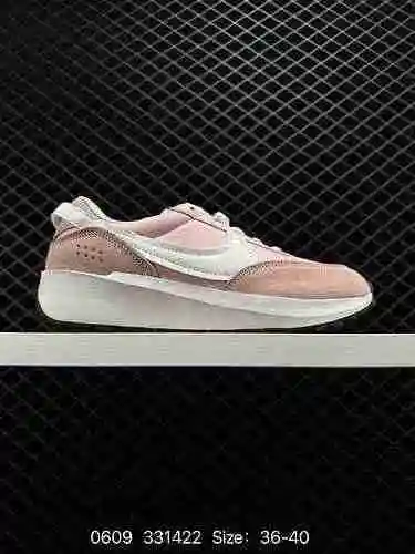 Nike Waffle Debut Nike Low Top Light Blue Sneaker está al lado del Waffle One, presenta un diseño má