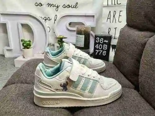 776DAdidas Forum 84 Zapatillas casual de moda, versátiles y de corte bajo. Basado en la apariencia d