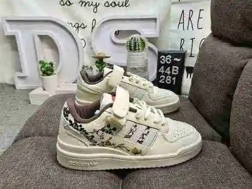 173D281DAdidas Forum 84 Low Zapatillas deportivas informales, versátiles y de caña baja. Basado en l
