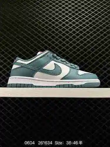 La tendencia clásica de las 7 Nike Dunk Low Retro es usar una combinación de colores blanco, azul la