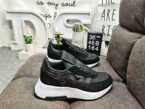La nueva zapatilla clásica de corte bajo RETROPY F2 M con suela gruesa de trébol de nivel de empresa