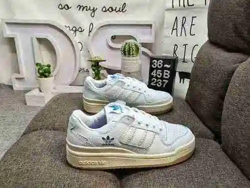 237DAdidas Forum 84 Zapatillas informales de moda, versátiles y de corte bajo. Basado en la aparienc
