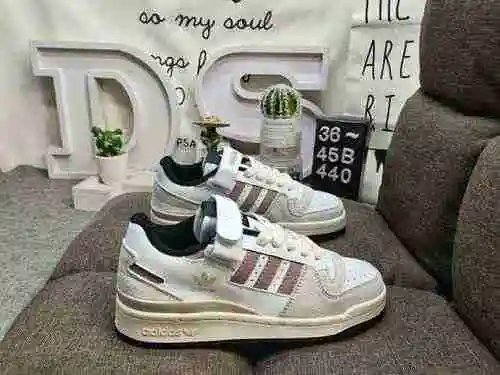 440DAdidas Forum 84 Low Zapatillas informales de moda, versátiles y de caña baja. Basado en la apari