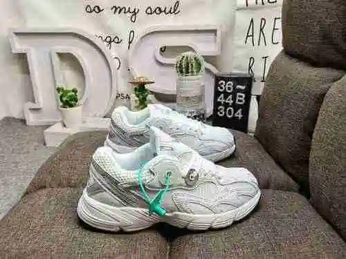 El zapato Astir retro de una sola pieza original de 304Dadidas está inspirado en los estilos de corr