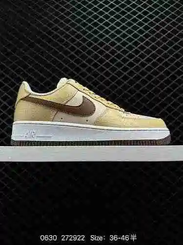 La primera capa de la zapatilla casual Nike Air Force Low Air Force One de caña baja. El rendimiento