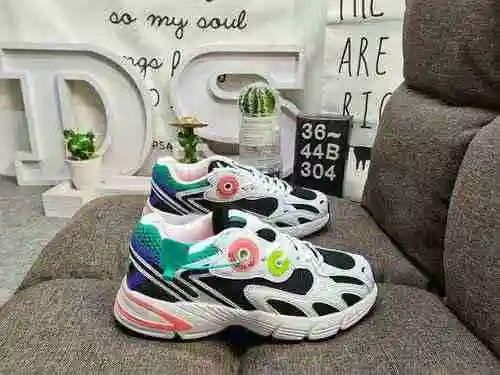 El zapato Astir retro de una sola pieza original de 304Dadidas está inspirado en los estilos de corr