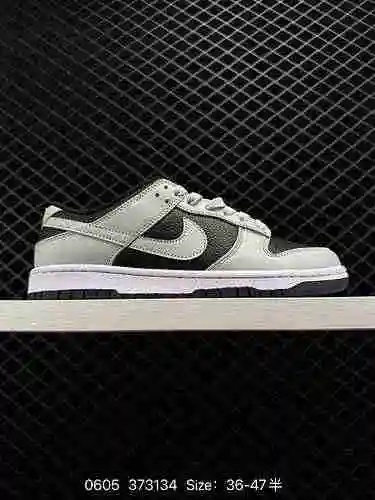 Las Nike Dunk Low Reverse Panda Neon en blanco y negro de séptima empresa utilizan una combinación d