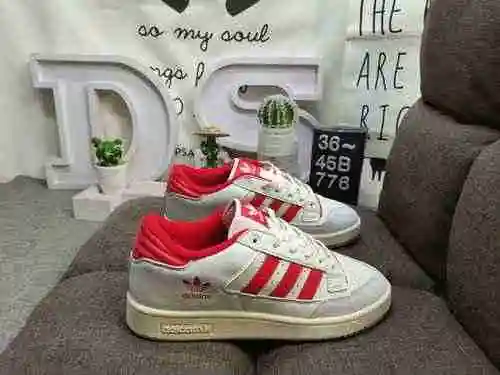 776DAdidas Forum 84 Zapatillas casual de moda, versátiles y de corte bajo. Basado en la apariencia d
