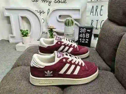 122DAdidas Forum 84 Low Zapatillas informales de moda, versátiles y de caña baja. Basado en la apari