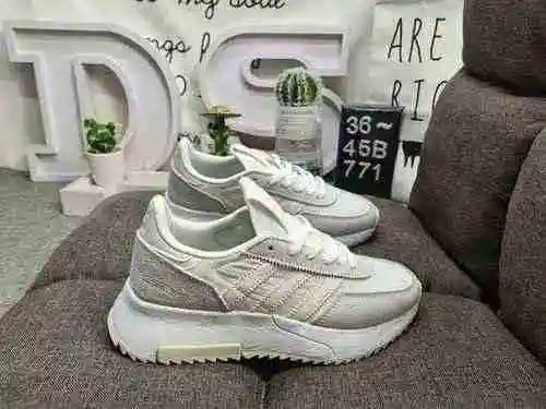 La nueva zapatilla clásica de corte bajo RETROPY F2 M con suela gruesa de trébol de nivel empresaria