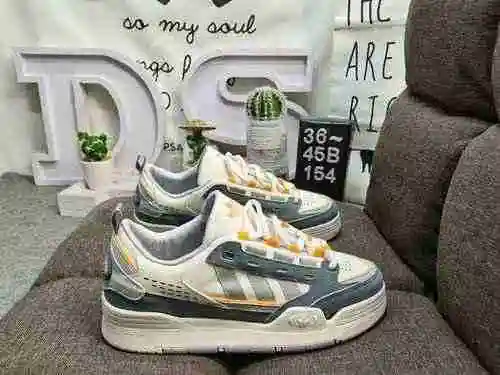 154DAdidas Originales ADI2000&# x27; CNY&# x27; Los zapatos clásicos, basados ​​en los zapat