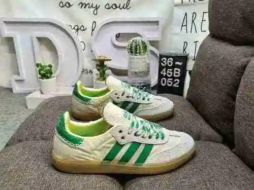 El nivel empresarial 052D adopta un concepto de diseño respetuoso con el medio ambiente. The Adidas 
