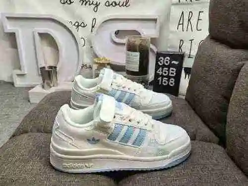 158DAdidas Forum 84 Low Zapatillas informales de moda, versátiles y de caña baja. Basado en la apari