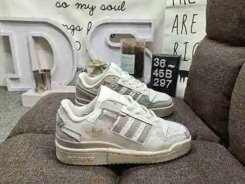 281DAdidas Forum 84 Zapatillas casual de moda, versátiles y de corte bajo. Basado en la apariencia d
