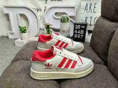 997DAdidas Forum 84 Zapatillas informales de moda, versátiles y de corte bajo. Basado en la aparienc