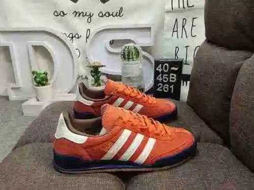 261D El popular artículo de adidas Originals Cord, de corte bajo y diseño ágil, también es popular e