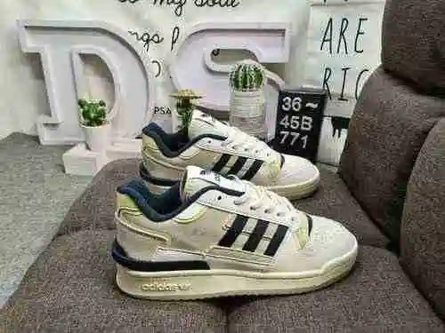 771DAdidas Forum 84 Low Zapatillas casual de moda, versátiles y de corte bajo. Basado en la aparienc