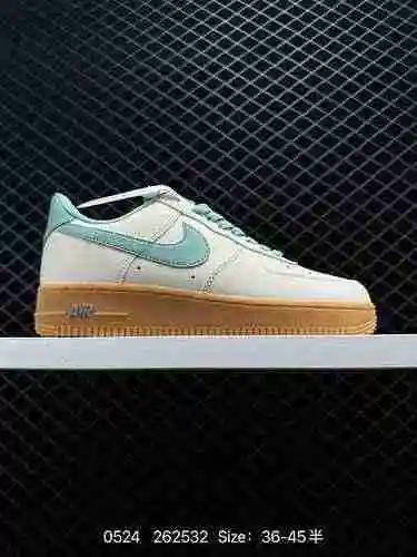 6 Zapatilla casual Nike Air Force '7 Air Force One de caña baja. El rendimiento de amortiguación sua