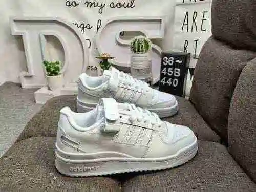 440DAdidas Forum 84 Low Zapatillas informales de moda, versátiles y de caña baja. Basado en la apari