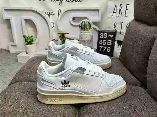 776DAdidas Forum 84 Zapatillas casual de moda, versátiles y de corte bajo. Basado en la apariencia d