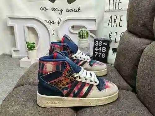 776DAdidas Forum 84 Zapatillas casual de moda, versátiles y de corte bajo. Basado en la apariencia d