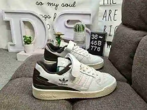 776DAdidas Forum 84 Zapatillas casual de moda, versátiles y de corte bajo. Basado en la apariencia d