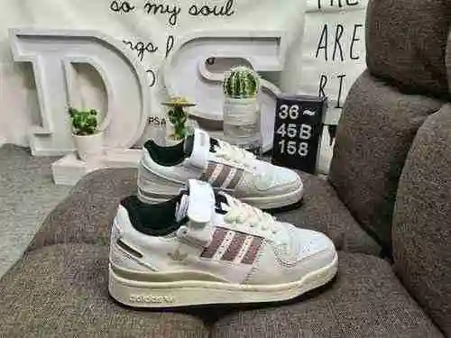 158DAdidas Forum 84 Low Zapatillas informales de moda, versátiles y de caña baja. Basado en la apari