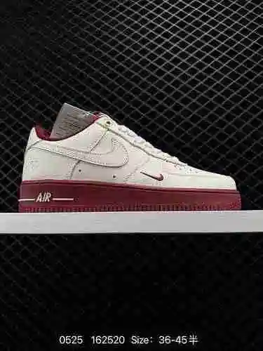 La zapatilla Nike Air Force LV8 Air Force One está inspirada en la lucha libre, lo que te ayuda a us