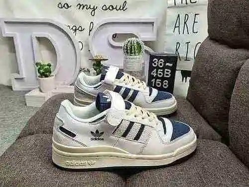 158DAdidas Forum 84 Low Zapatillas informales de moda, versátiles y de caña baja. Basado en la apari