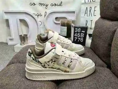 776DAdidas Forum 84 Zapatillas casual de moda, versátiles y de corte bajo. Basado en la apariencia d