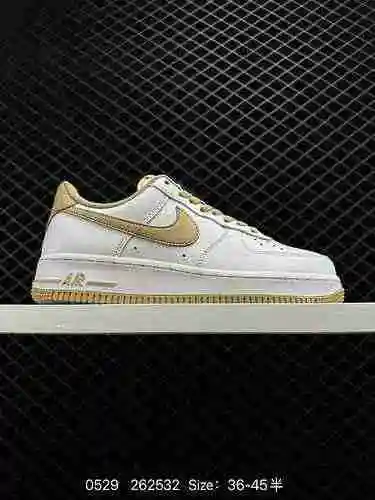 6 Zapatilla casual Nike Air Force '7 Air Force One de caña baja. El rendimiento de amortiguación sua