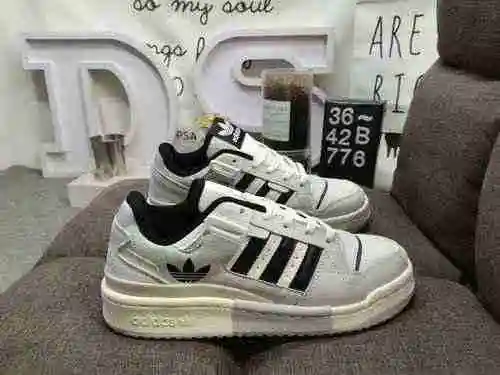 776DAdidas Forum 84 Zapatillas casual de moda, versátiles y de corte bajo. Basado en la apariencia d