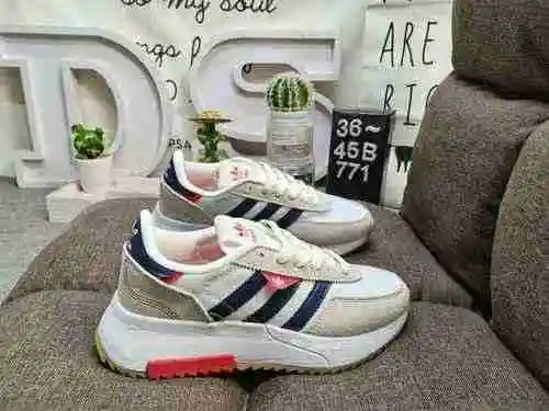 La nueva zapatilla clásica de corte bajo RETROPY F2 M con suela gruesa de trébol de nivel empresaria