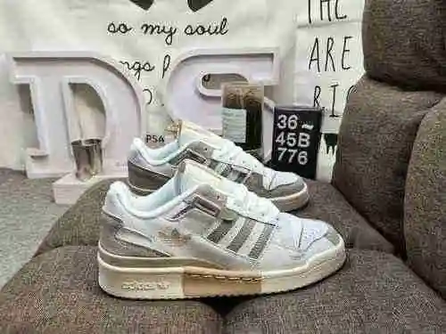 776DAdidas Forum 84 Zapatillas casual de moda, versátiles y de corte bajo. Basado en la apariencia d