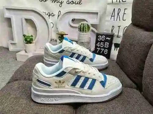 776DAdidas Forum 84 Zapatillas casual de moda, versátiles y de corte bajo. Basado en la apariencia d
