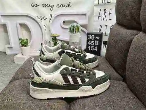 154DAdidas Originales ADI2000&# x27; CNY&# x27; Los zapatos clásicos, basados ​​en los zapat