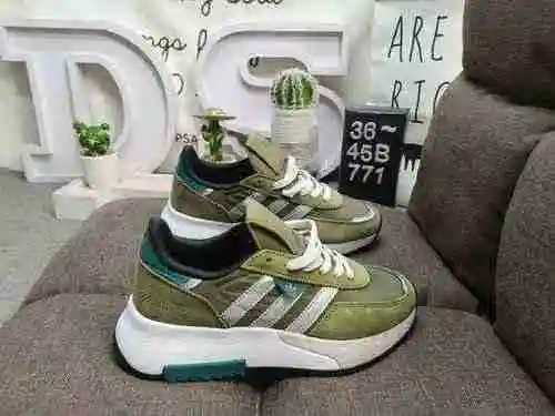 La nueva zapatilla clásica de corte bajo RETROPY F2 M con suela gruesa de trébol de nivel empresaria
