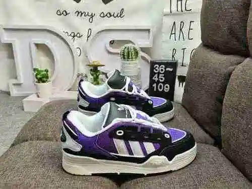 109DAdidas Originales ADI2000&# x27; CNY&# x27; Los zapatos clásicos, basados ​​en los zapat